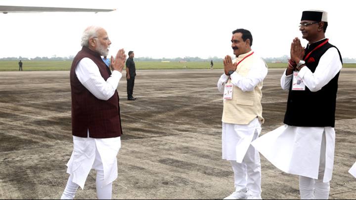 प्रधानमंत्री श्री नरेंद्र मोदी का भोपाल पहुंचने पर आत्मीय स्वागत